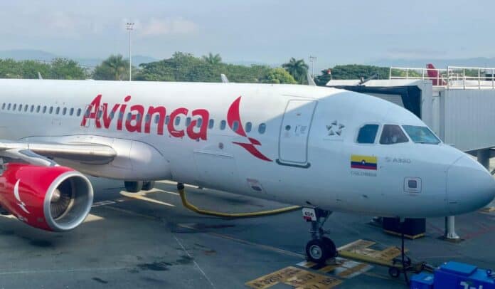 Avión de Avianca en el aeropuerto de Cali