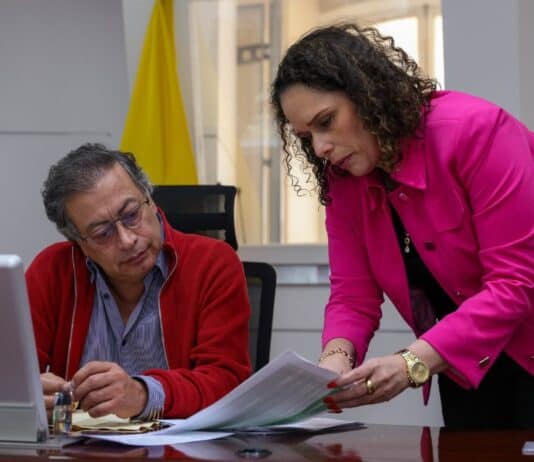 Gustavo Petro y María Constanza García reunidos en Casa de Nariño por el paro camionero