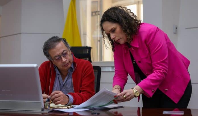 Gustavo Petro y María Constanza García reunidos en Casa de Nariño por el paro camionero