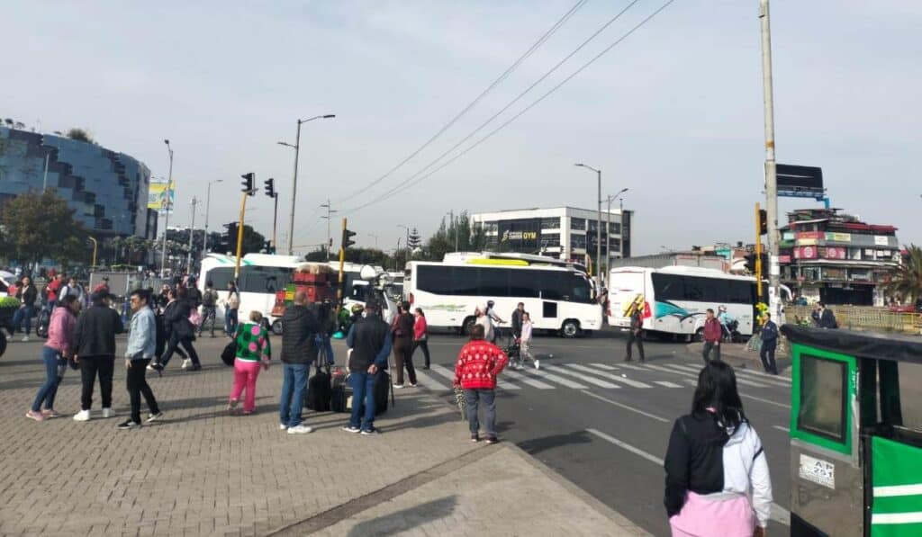 Paro camionero en Bogotá afecta operación de TransMilenio y busca evitar alza en el precio del transporte público en Colombia