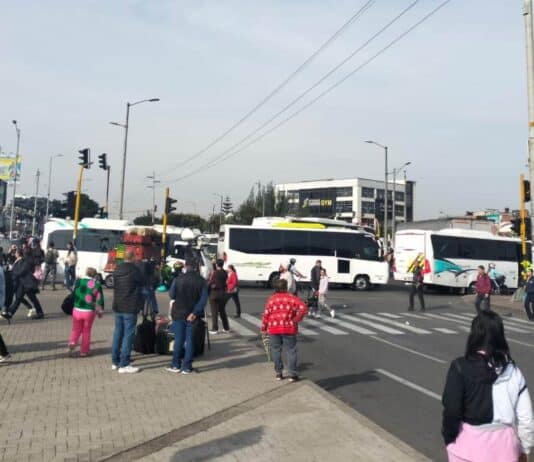 Paro camionero en Bogotá afecta operación de TransMilenio y busca evitar alza en el precio del transporte público en Colombia