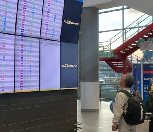 Viajeros en el aeropuerto El Dorado de Bogotá