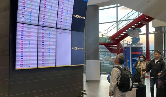 Viajeros en el aeropuerto El Dorado de Bogotá