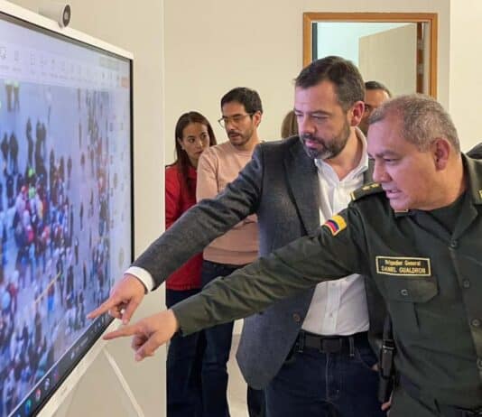 El alcalde de Bogotá, Carlos Fernando Galán despeja vías por el paro camionero.