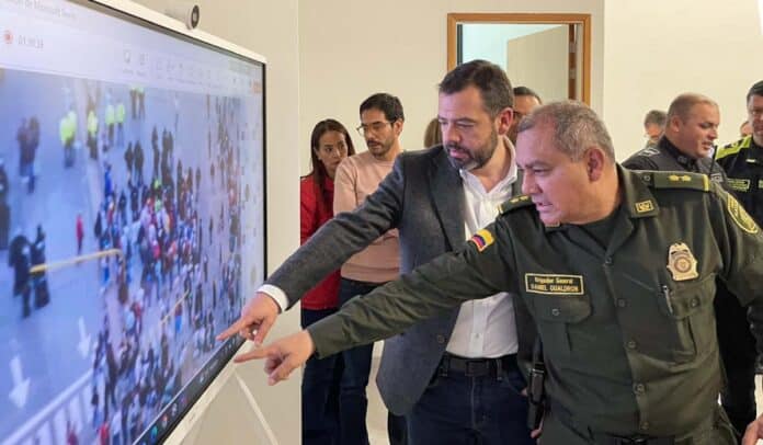 El alcalde de Bogotá, Carlos Fernando Galán despeja vías por el paro camionero.