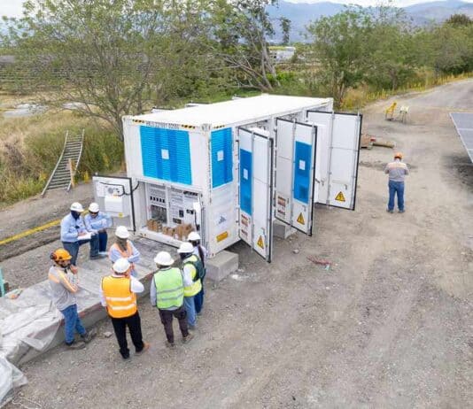 Celsia pone en operación primer sistema de baterías conectado a una granja de energía solar