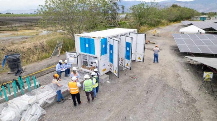 Celsia pone en operación primer sistema de baterías conectado a una granja de energía solar