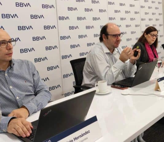 De izquierda a derecha: Mauricio Hernández, Alejandro Reyes, Juana Téllez y María Carolina Ramírez del BBVA Colombia. Foto: Rodrigo Torres, Valora Analitik