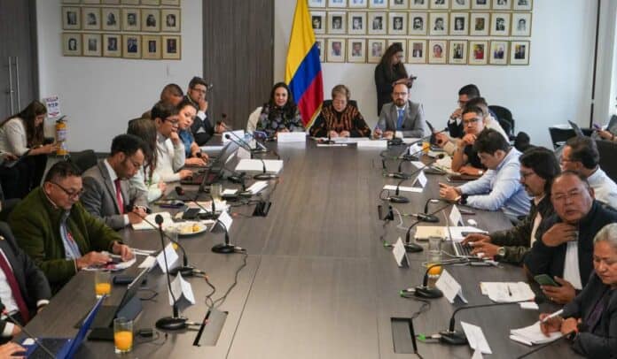 Discusión del salario mínimo en Colombia para 2025