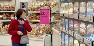 Compras en panadería del Éxito