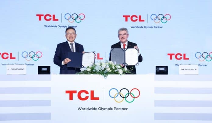 Li Dongsheng, fundador y presidente de TCL y Thomas Bach, presidente del COI.